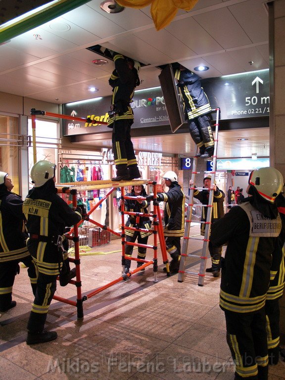 Halogenlampe durchgebrannt Koeln Hauptbahnhof P22.JPG